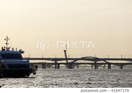 Cruise ship, World Cup Bridge, Yanghwa Bridge, Tangsan Bridge, Han River, Seoul Cruise ship, World Cup Bridge, Yanghwa Bridge, Tangsan Bridge, Han River, Seoul 41047179