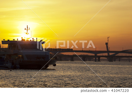 Cruise ship, World Cup Bridge, Yanghwa Bridge, Tangsan Bridge, Han River, Seoul Cruise ship, World Cup Bridge, Yanghwa Bridge, Tangsan Bridge, Han River, Seoul 41047220