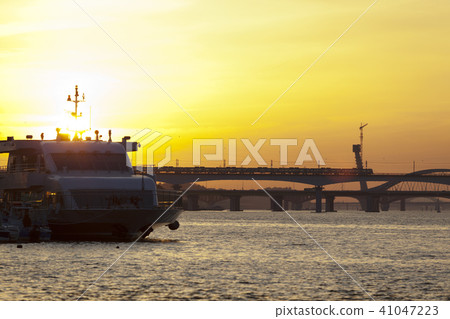 Cruise ship, World Cup Bridge, Yanghwa Bridge, Tangsan Bridge, Han River, Seoul 41047223