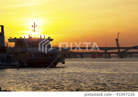 Cruise ship, World Cup Bridge, Yanghwa Bridge, Tangsan Bridge, Han River, Seoul Cruise ship, World Cup Bridge, Yanghwa Bridge, Tangsan Bridge, Han River, Seoul 41047226