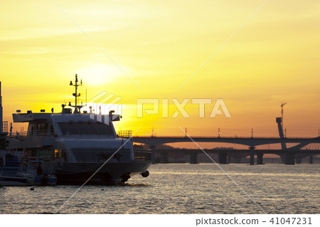 Cruise ship, World Cup Bridge, Yanghwa Bridge, Tangsan Bridge, Yeouido, Yeongdeungpo-gu, Han River, Seoul Cruise ship, World Cup Bridge, Yanghwa Bridge, Tangsan Bridge, Yeouido, Yeongdeungpo-gu, Han River, Seoul 41047231