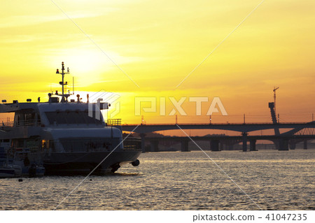 Cruise ship, World Cup Bridge, Yanghwa Bridge, Tangsan Bridge, Han River, Seoul 41047235