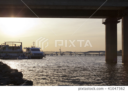 Cruise Ship, World Cup Bridge, Yanghwa Bridge, Tangsan Bridge, Sogang Bridge, Han River Municipal Park, Yeouido, Yeongdeungpo-gu, Han River, Seoul 41047362