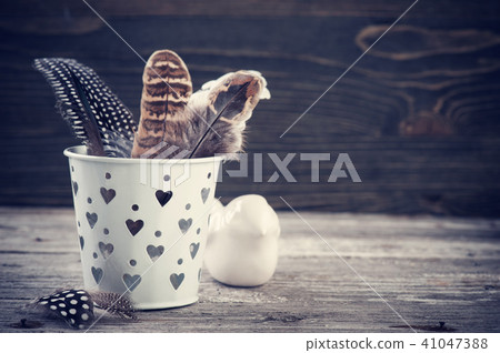 Weathered wooden background with feathers 41047388