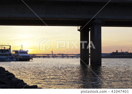 Cruise Ship, World Cup Bridge, Yanghwa Bridge, Tangsan Bridge, Sogang Bridge, Han River Municipal Park, Yeouido, Yeongdeungpo-gu, Han River, Seoul 41047401