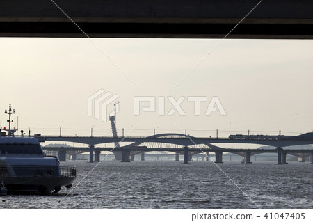 Cruise ship, World Cup Bridge, Yanghwa Bridge, Tangsan Bridge, Han River, Seoul Cruise ship, World Cup Bridge, Yanghwa Bridge, Tangsan Bridge, Han River, Seoul 41047405