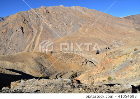 在印度喜馬拉雅山區的精神谷的壯麗景色美麗的山脈和村莊 41054698