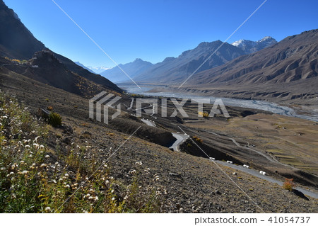 印度喜馬拉雅山脈地區旋轉谷關鍵Gompa和山路到Gompa 印度喜馬拉雅山脈地區旋轉谷關鍵Gompa和山路到Gompa 41054737