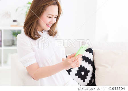 觀看智能手機的婦女 觀看智能手機的婦女 41055504