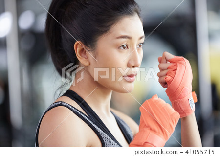 女性健身健身房拳擊手大小 41055715