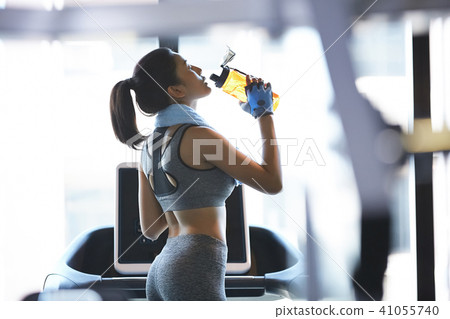 女性健身健身房休息 女性健身健身房休息 41055740