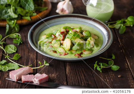 Gnocchi with bacon and basil spinach sauce Gnocchi with bacon and basil spinach sauce 41056176