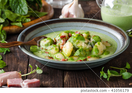 Gnocchi with bacon and basil spinach sauce 41056179