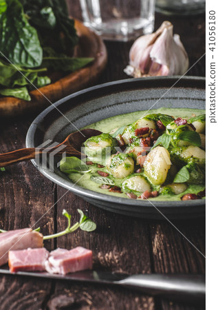 Gnocchi with bacon and basil spinach sauce 41056180