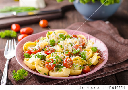 Filled tortellini with herbs, tomatoes 41056554