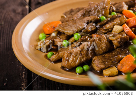 Pork medallions with vegetable and soy garlic sauce Pork medallions with vegetable and soy garlic sauce 41056808