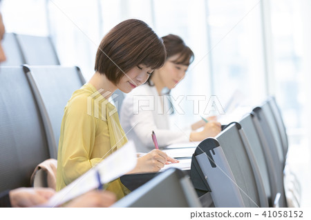 採取資格考試資格考試辦公室偶然企業場面的商人研討 41058152