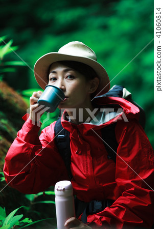 Women climbing 41060814