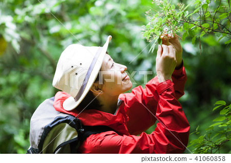 Women climbing Women climbing 41060858