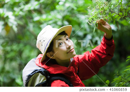 Women climbing Women climbing 41060859