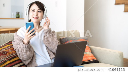 一個女人聽音樂 一個女人聽音樂 41061113