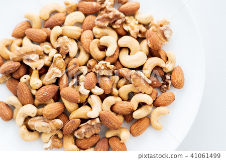 Nuts 41061499