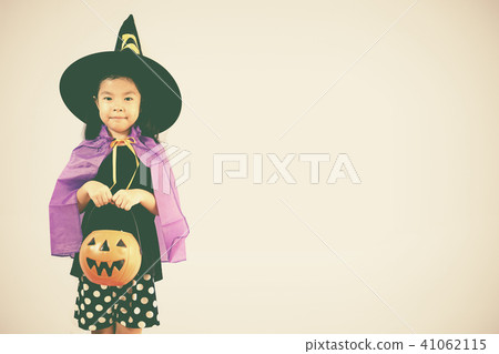 Beautiful girl witch with pumpkin Beautiful girl witch with pumpkin 41062115