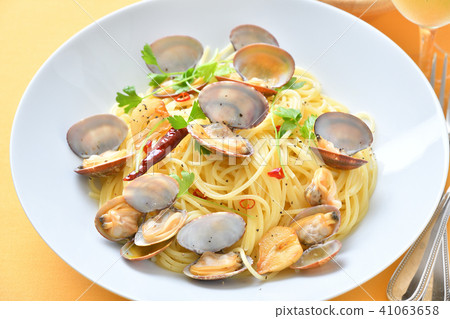 意大利麵食“Vongole Bianco”。蛤蜊意粉。用白葡萄酒和綠色沙拉。 41063658