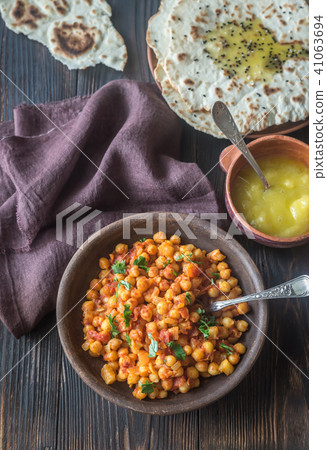 Bowl of chana masala with flatbread Bowl of chana masala with flatbread 41063694
