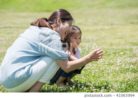 Happy mom and daughter 41063994