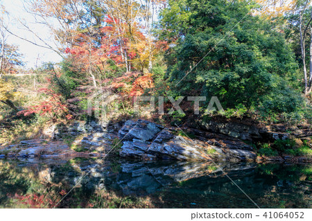 A beautiful scenery of autumn leaves Arashiyama Valley 41064052