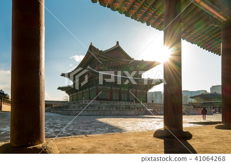 Morning sunrise at Gyeongbokgung Palace in Seoul Morning sunrise at Gyeongbokgung Palace in Seoul 41064268