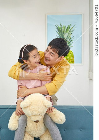 Happy home with daughter and dad playing on sofa 41064701