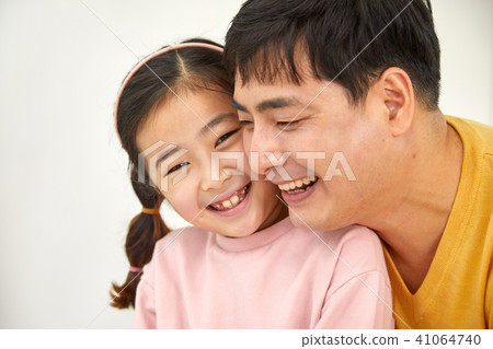 Happy home with daughter and dad playing on sofa 41064740