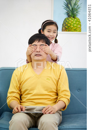 Happy home with daughter and dad playing on sofa 41064851