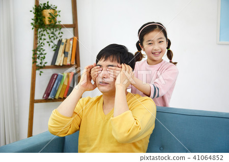 Happy home with daughter and dad playing on sofa 41064852