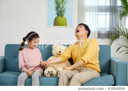 有使用在沙發的女兒和爸爸的愉快的家 有使用在沙發的女兒和爸爸的愉快的家 41064884
