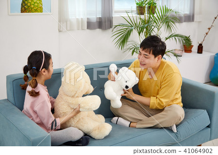 Happy home with daughter and dad playing on sofa 41064902