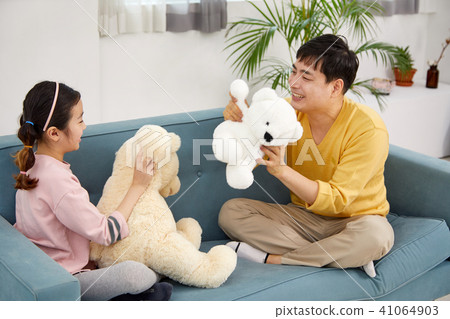 Happy home with daughter and dad playing on sofa 41064903