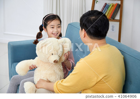 有使用在沙發的女兒和爸爸的愉快的家 41064906