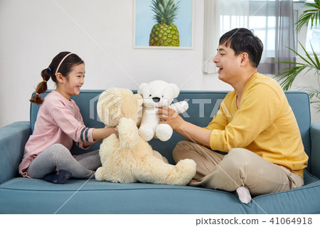 Happy home with daughter and dad playing on sofa 41064918