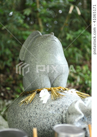A stone statue of a rabbit shrine rabbit A stone statue of a rabbit shrine rabbit 41065171