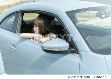 一個女人騎著一輛車 照片素材 圖片 圖庫 一個女人騎著一輛車 照片素材 圖片 圖庫
