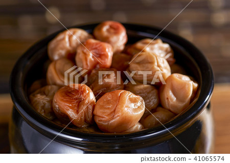 醃製的李子進入鍋中 41065574