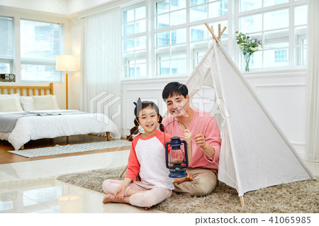 父親和女兒在客廳，帳篷，愛情，禮物，幸福的帳篷裡愉快地休息的場景 41065985