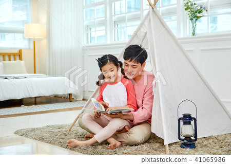 父親和女兒在客廳，帳篷，愛情，禮物，幸福的帳篷裡愉快地休息的場景 41065986