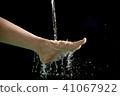 Woman's foots with water splash 41067922