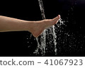 Woman's foots with water splash 41067923