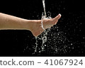 Woman's foots with water splash 41067924