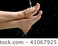 Woman's foots with water splash 41067925